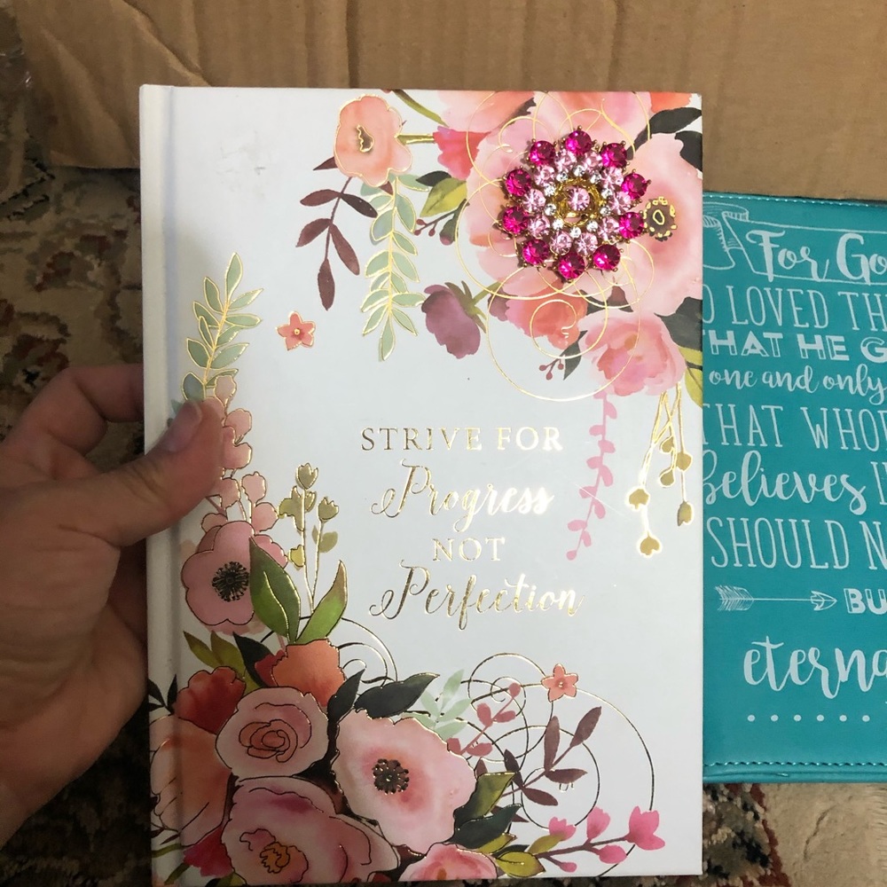 Notebook - Picture 2 of 8
